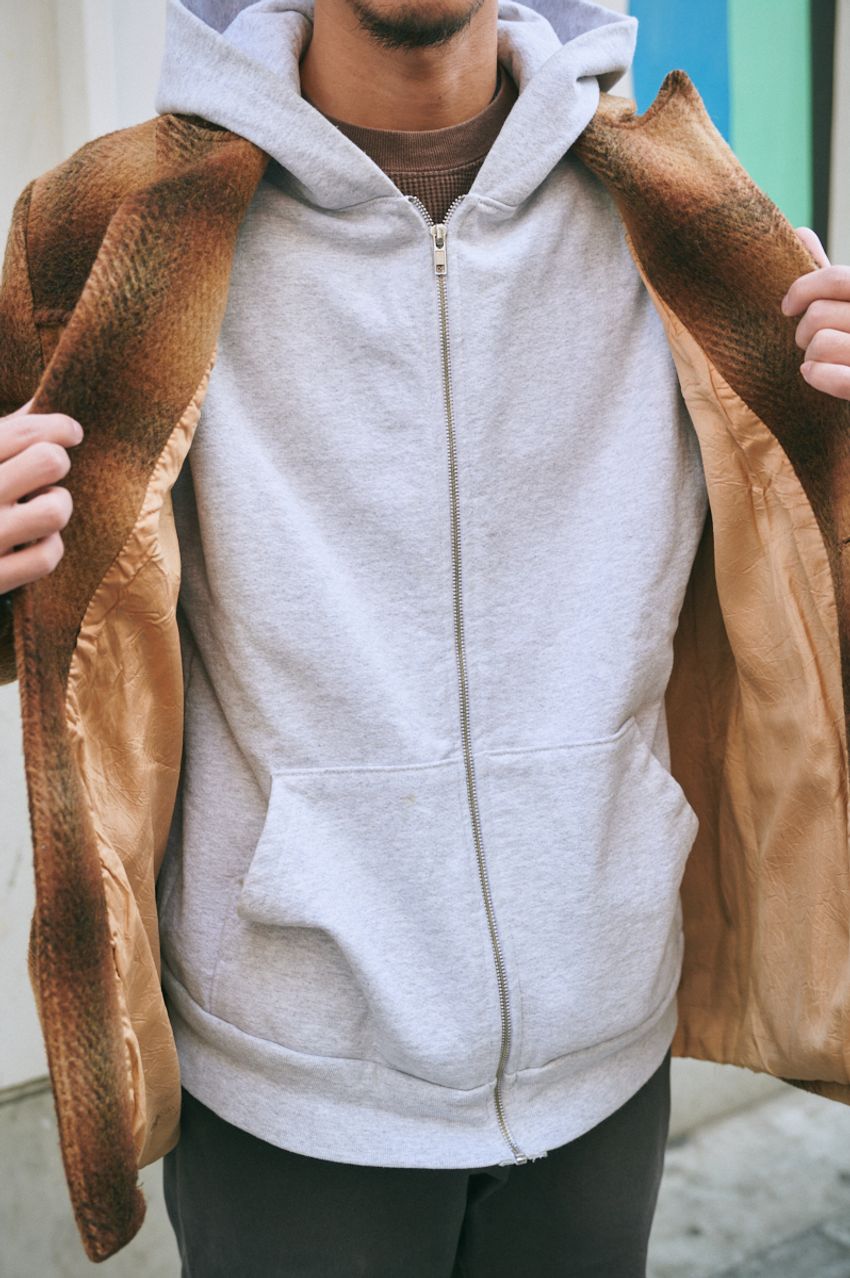 春に活躍「ジップアップパーカ」。街で目を引く大人たちの愛用ブランドと着こなしを紹介！ - 6枚目の画像