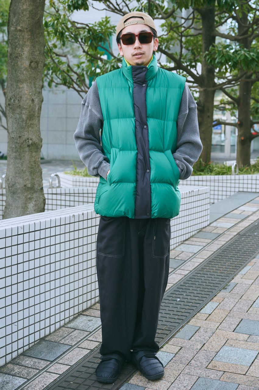 春アウターは「ダウンベスト」が使いやすい！パーカやシャツ合わせetc.体温調節の好例をスナップで - 4枚目の画像