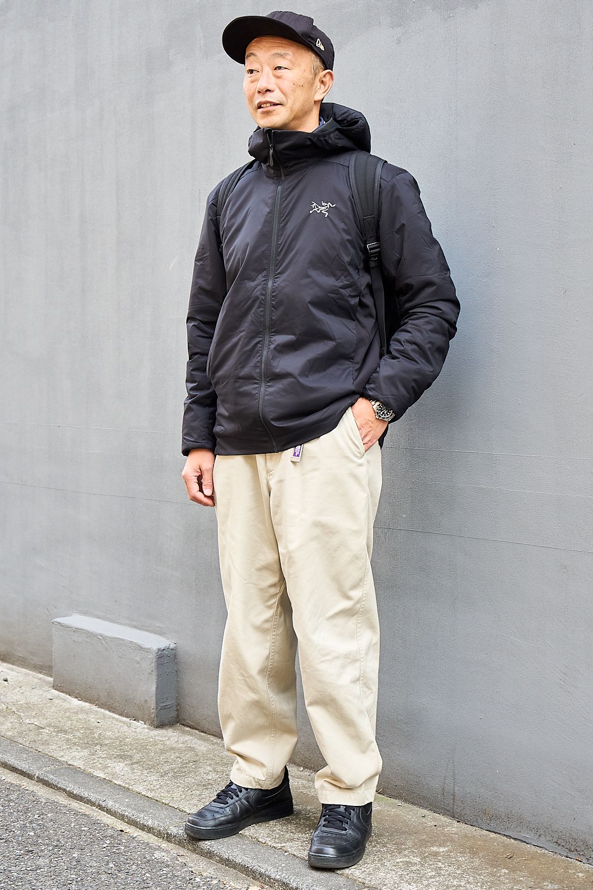 ジャケット=アークテリクス パンツ=ザノースフェイス シューズ=ナイキ 帽子=ニューエラ バッグ=ブリーフィング 腕時計=ロレックス