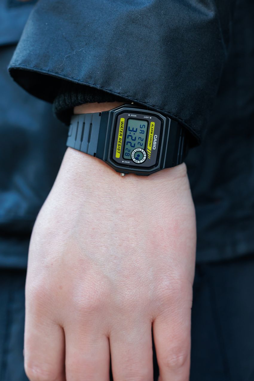 重たく見せない“黒”が主軸のコーデ攻略法を街角スナップで！そのヒントは“挿し色”にあった - 6枚目の画像