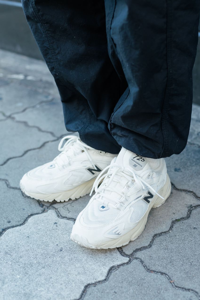 重たく見せない“黒”が主軸のコーデ攻略法を街角スナップで！そのヒントは“挿し色”にあった - 7枚目の画像