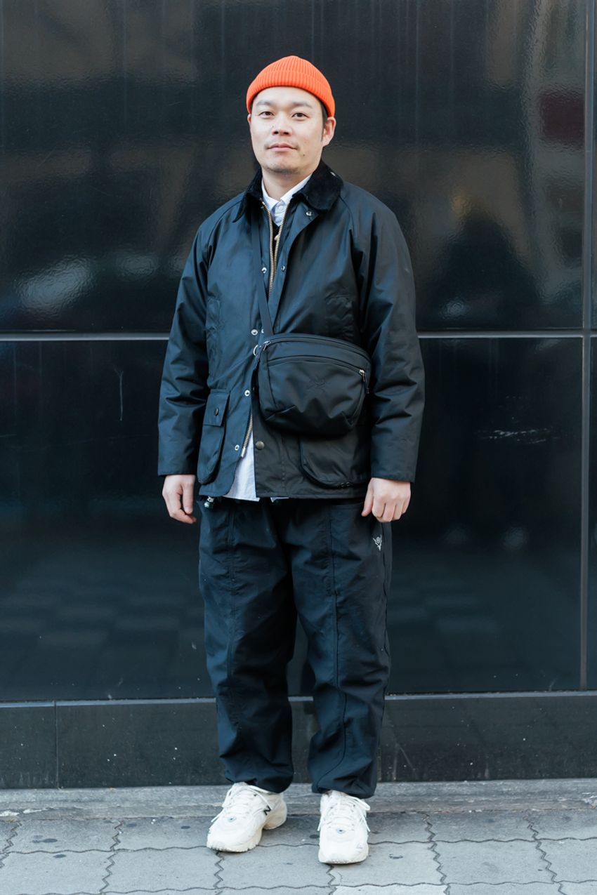 重たく見せない“黒”が主軸のコーデ攻略法を街角スナップで！そのヒントは“挿し色”にあった - 5枚目の画像