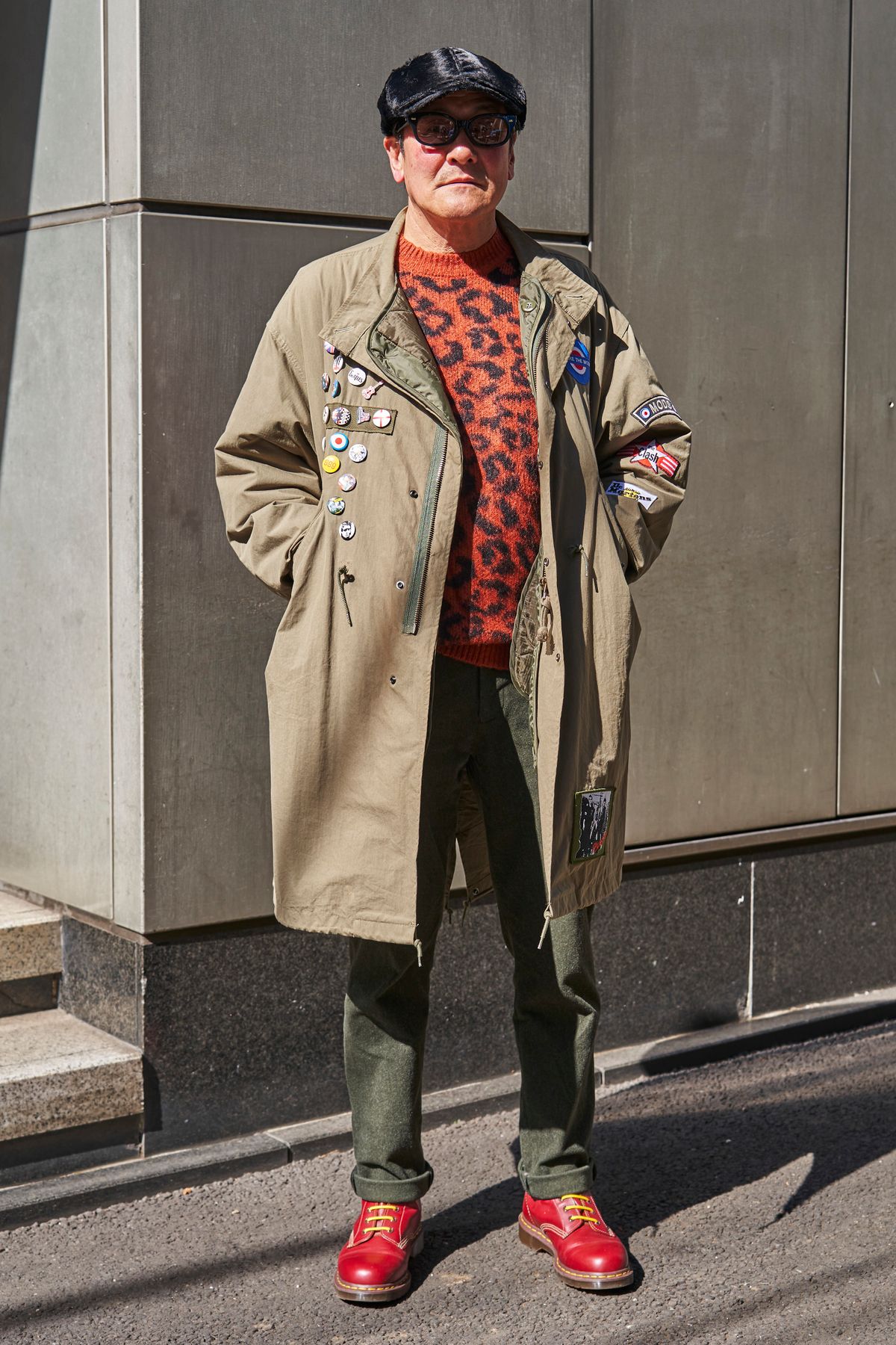 コート、ニット、パンツ＝すべて古着  シューズ＝ドクターマーチン　帽子＝カシラ　眼鏡＝エフェクター