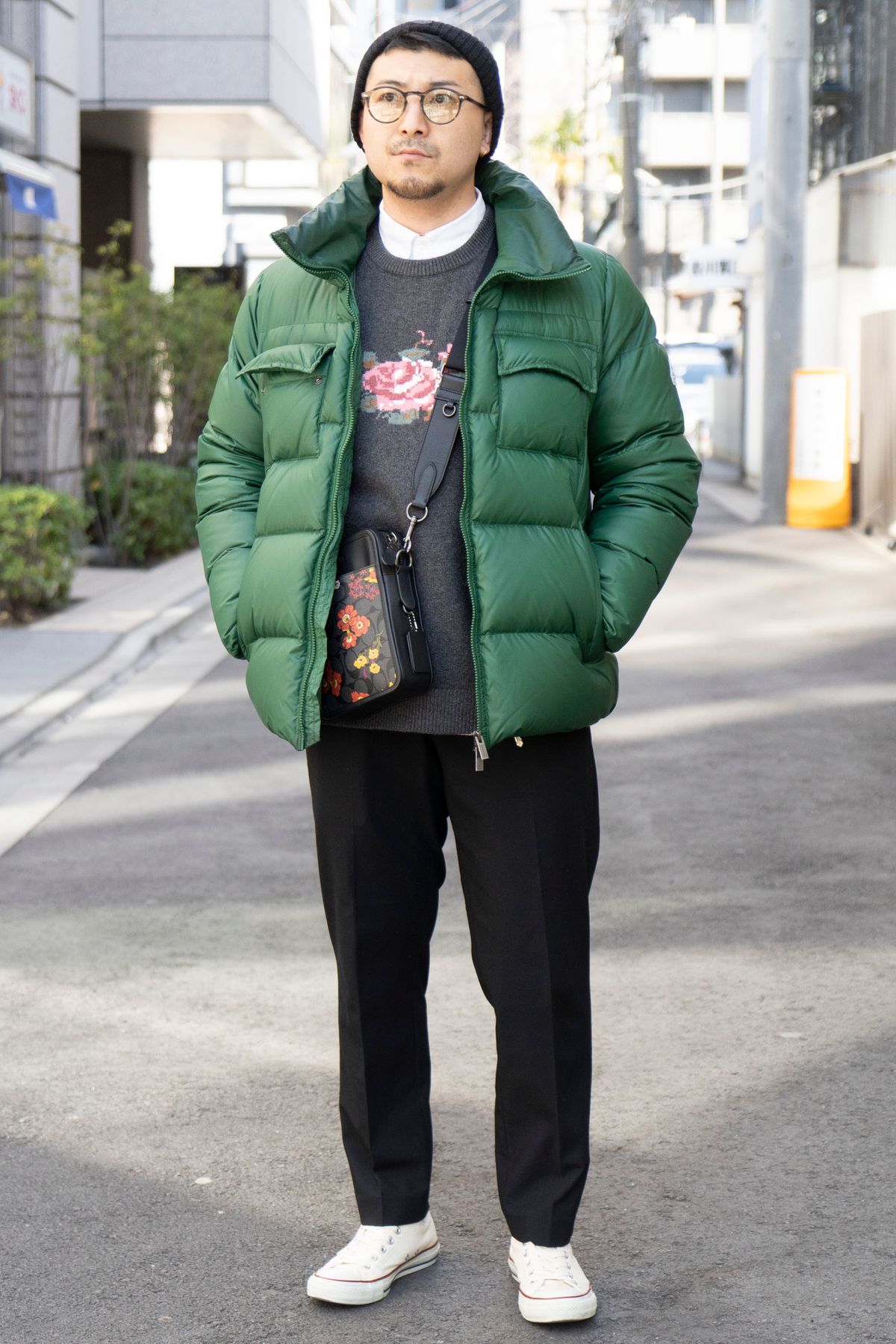 ダウンジャケット＝ピレネックス　ニット＝ギャップ　シャツ＝無印良品　 パンツ＝ユニクロ　シューズ＝コンバース　帽子＝メゾンキツネ　眼鏡＝金子眼鏡×ユナイテッドアローズ　バッグ＝コーチ　ピアス＝ノーブランド