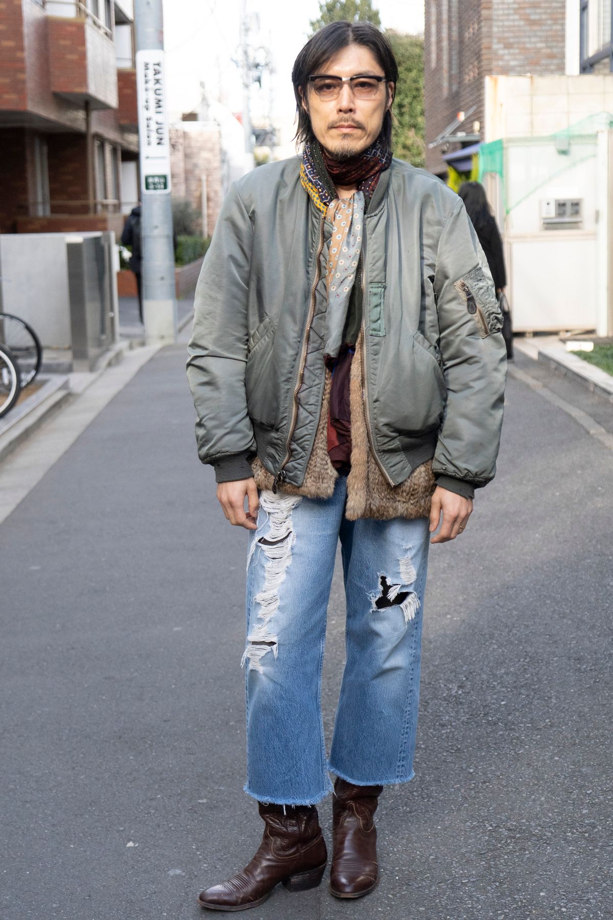 ジャケット=不明 ベスト=古着 Tシャツ=ヘインズ デニム=リーバイス シューズ=ジャスティン 眼鏡=ヴィンテージ ストール=ピエールルイマシア