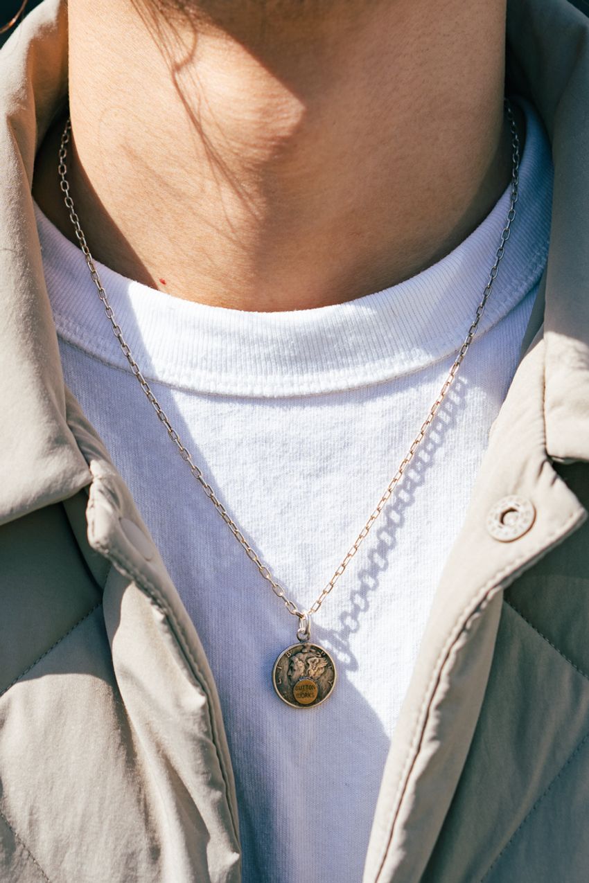 軽アウターにも挿し色にも使える！「色モノのカーディガン万能説」をスナップで検証 - 3枚目の画像