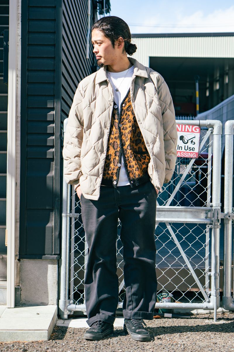 ジャケット＝ユニクロ　カーディガン＝バッカーズ　スウェット＝不明　パンツ＝ディッキーズ　シューズ＝ヴァンズ×ワコマリア　ネックレス＝不明