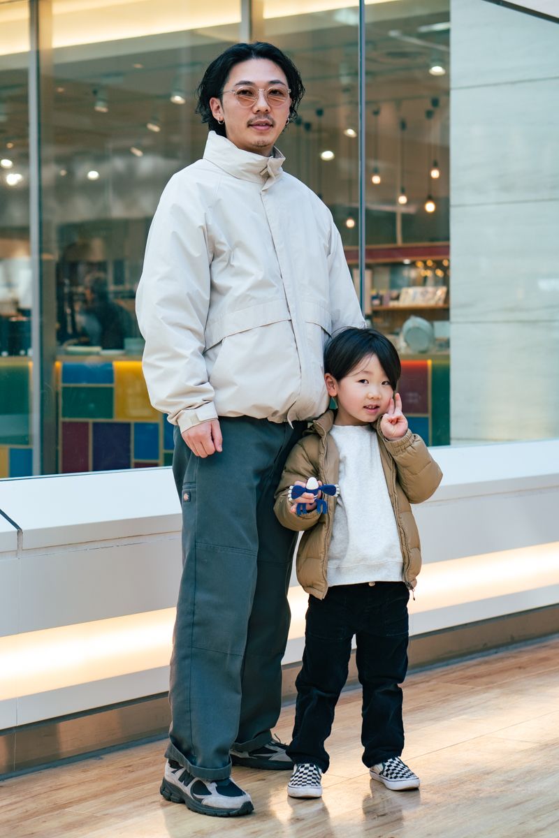 ダウンジャケット＝ユニクロ　パンツ＝ディッキーズ　シューズ＝ニューバランス　眼鏡＝ユニクロ　ピアス＝不明