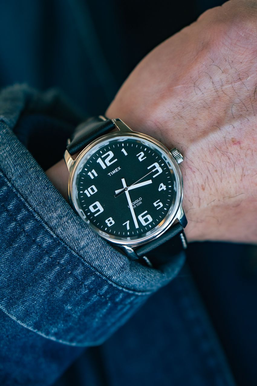 「デニムが似合うアラフィフ」が格好いい！街角で見つけた、お手本にしたいスタイル好例 - 7枚目の画像