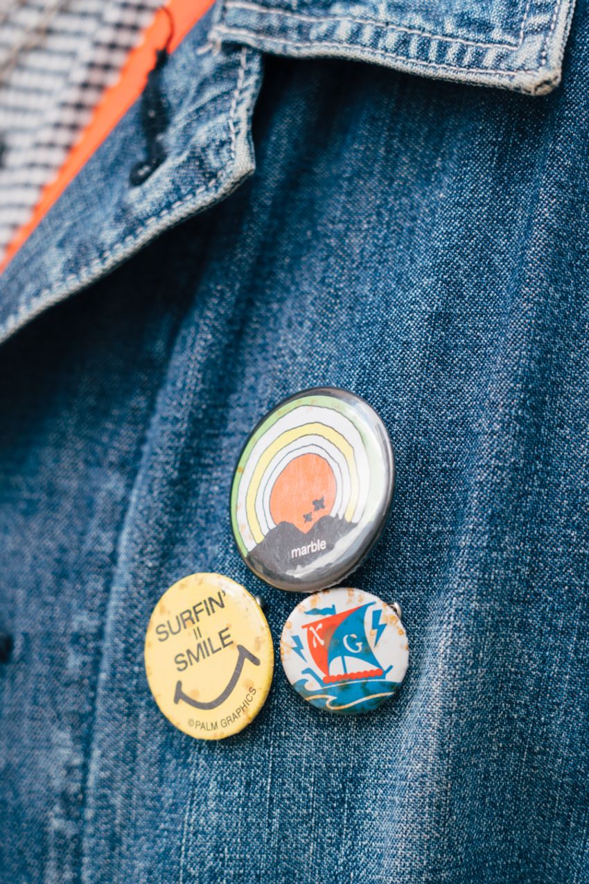 軽アウターにも挿し色にも使える！「色モノのカーディガン万能説」をスナップで検証 - 9枚目の画像