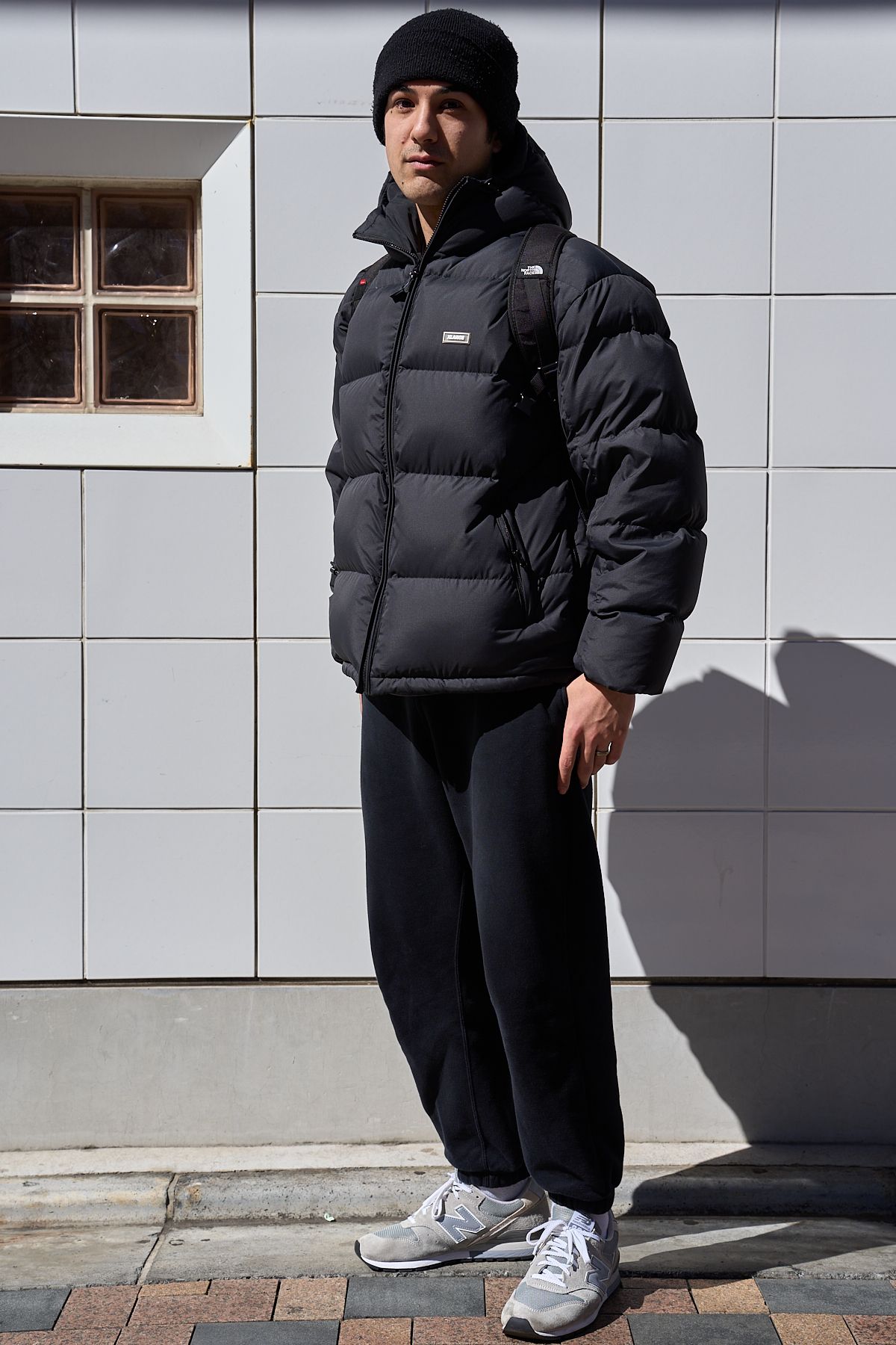 ダウンジャケット＝エクストララージ　パンツ＝ジーユー　シューズ＝ニューバランス　帽子＝不明 　バッグ＝シュプリーム×ザノースフェイス
