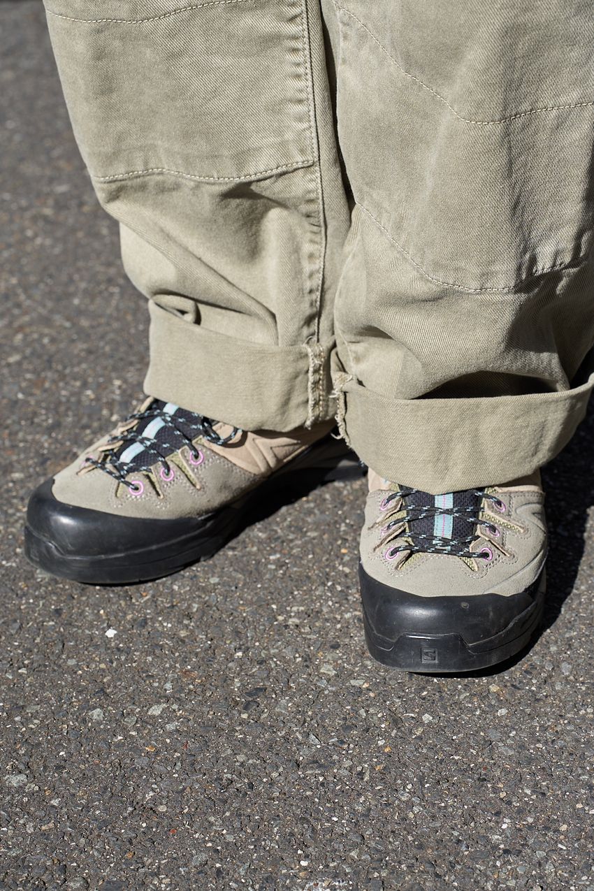 重たく見せない“黒”が主軸のコーデ攻略法を街角スナップで！そのヒントは“挿し色”にあった - 9枚目の画像