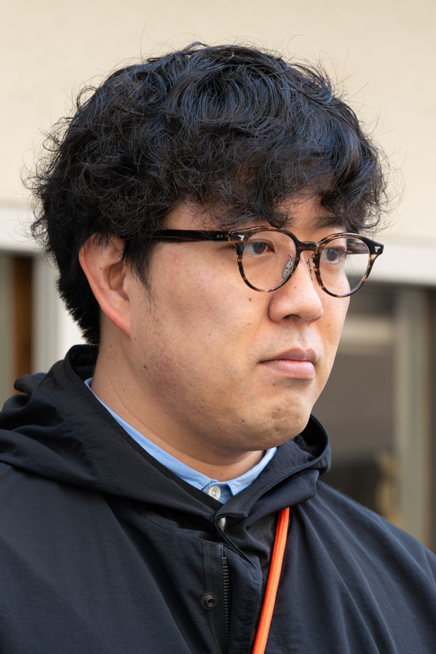 重たく見せない“黒”が主軸のコーデ攻略法を街角スナップで！そのヒントは“挿し色”にあった - 3枚目の画像