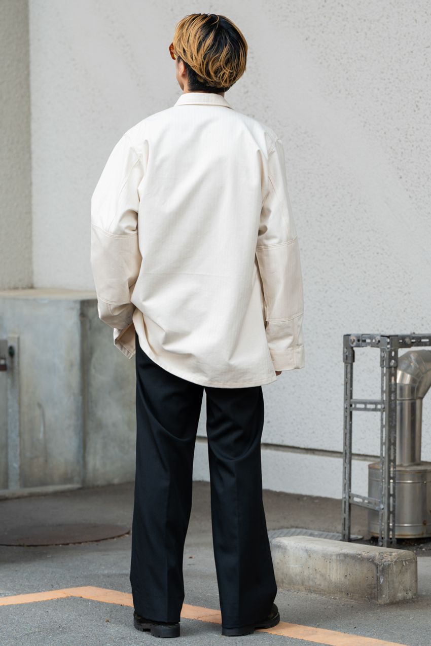 春は「シャツジャケ」が使える！白・黒・ネイビーを上品に取り入れる方法をスナップで紹介 - 3枚目の画像