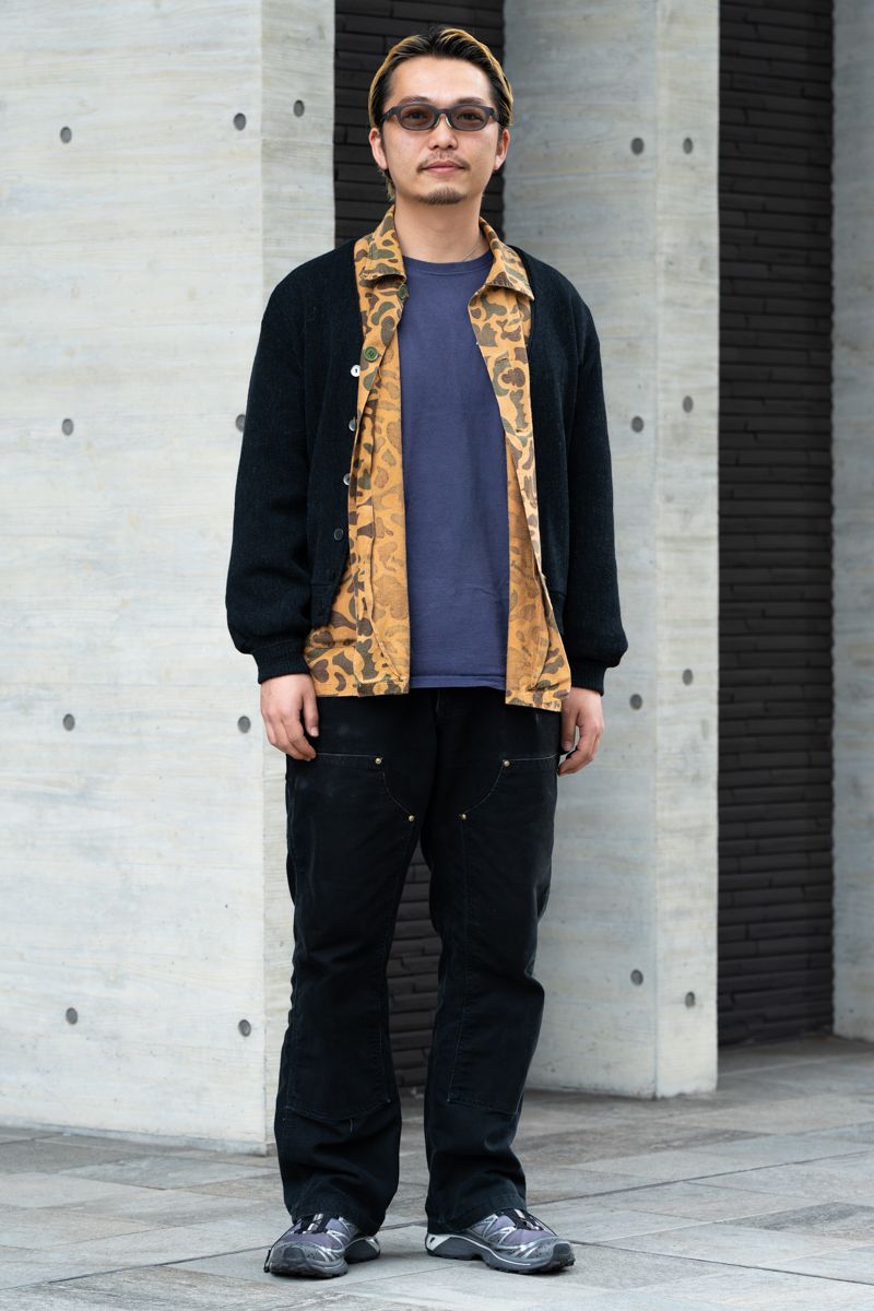 カーディガン、シャツ、Tシャツ＝すべて古着　パンツ＝カーハート　シューズ＝サロモン　眼鏡＝アイシーユー　リング＝ヴィンテージ