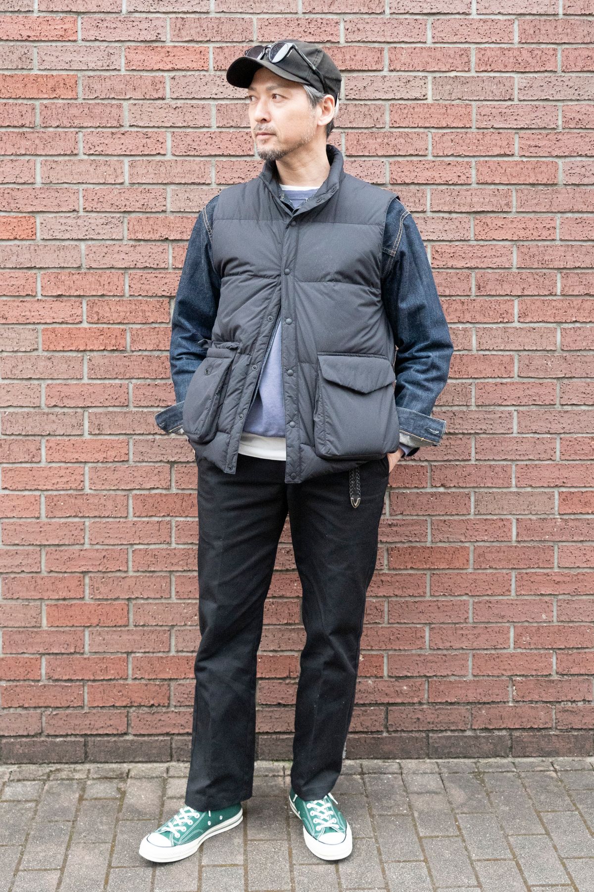 ダウンベスト スノーピーク  Gジャン リーバイス  スウェット ジャーナルスタンダード  パンツ ディッキーズ  シューズ コンバース  帽子 ザエイチダブリュードッグアンドコー  眼鏡 オリバーピープルズ