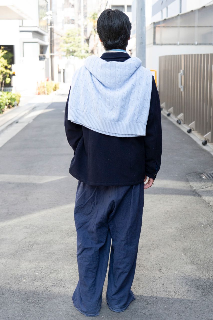 春は「シャツジャケ」が使える！白・黒・ネイビーを上品に取り入れる方法をスナップで紹介 - 7枚目の画像