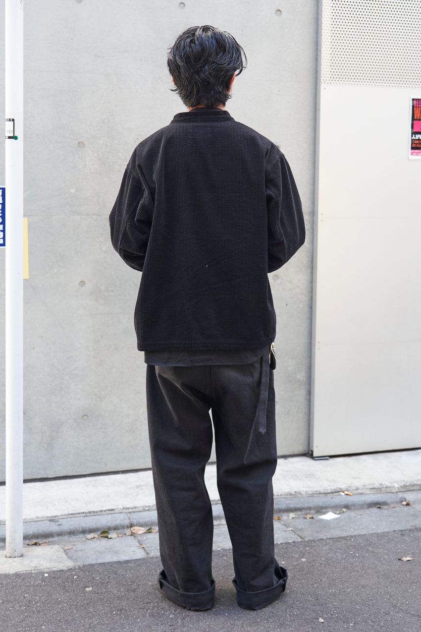 春は「シャツジャケ」が使える！白・黒・ネイビーを上品に取り入れる方法をスナップで紹介 - 5枚目の画像