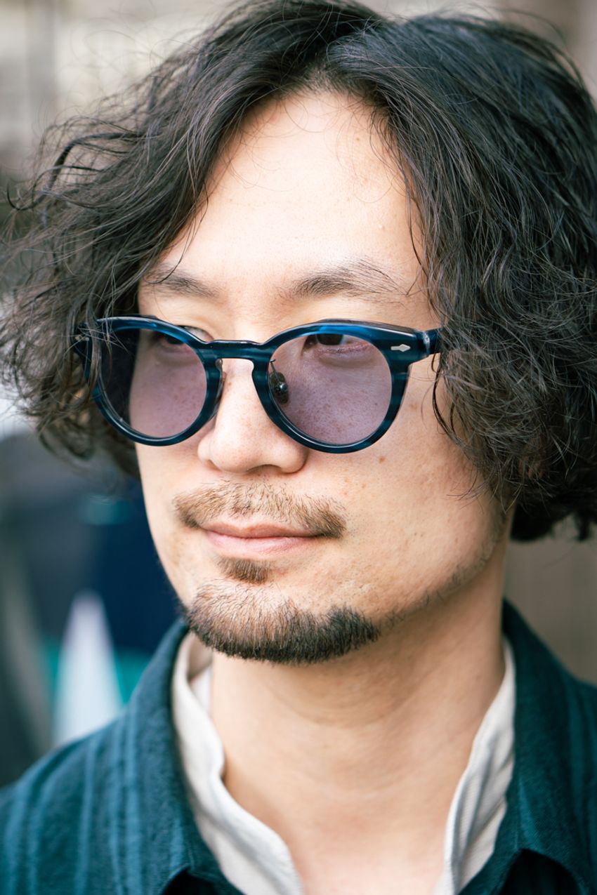 春コーデのカンタン攻略法を発見！お洒落な大人は白シャツをアウターの下に仕込んでいた - 4枚目の画像