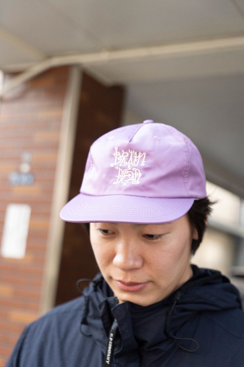 「色物キャップ、どう被る？」コーデに取り入れて春っぽさを出した3人のお洒落上手たち - 5枚目の画像