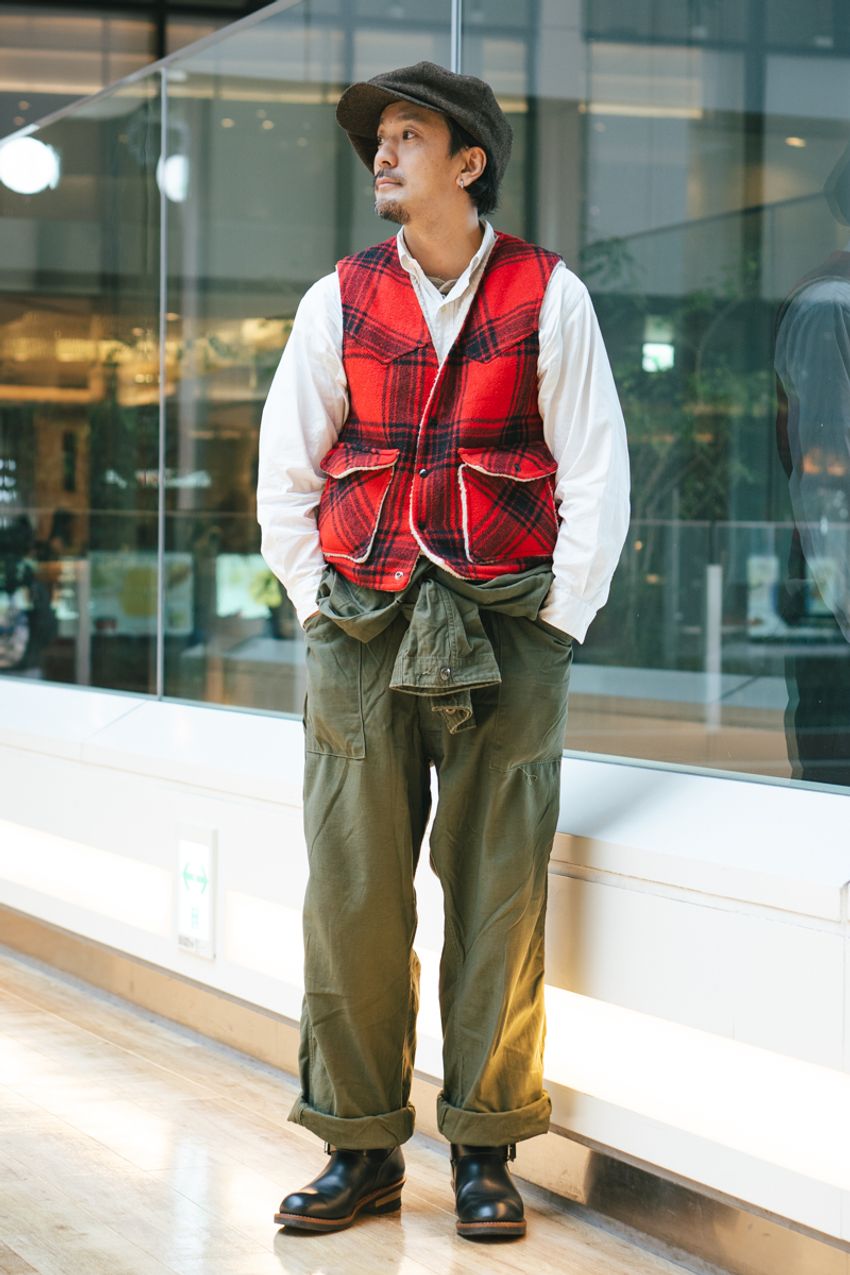 「シャツ×軍パン」定番アメカジが洒落るコツをスナップで。ベスト重ね、アクセ使いetc. - 5枚目の画像