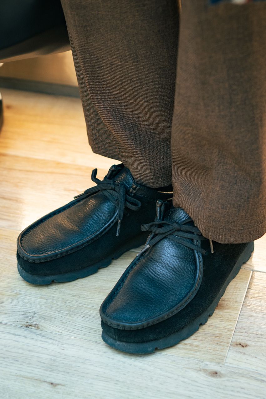 秋の足元はクラークスで！王道の「黒ワラビー」愛用者3名の履きこなし術をスナップで - 7枚目の画像
