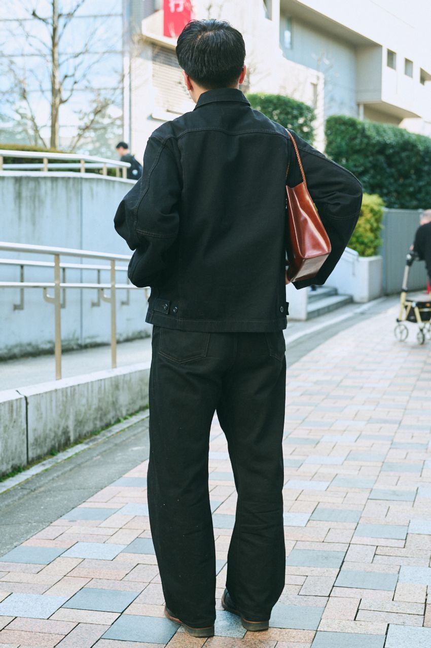 “オールブラックコーデ”こそ遊びが必要だ！街角スナップに見る、三者三様の工夫 - 6枚目の画像