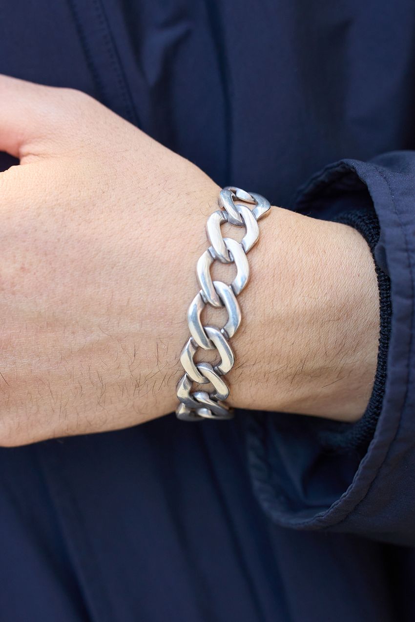 ブラック、ネイビーetc.上下同色コーデが洒落た3名のスナップ。着こなしを単調に見せない小技を紹介 - 4枚目の画像