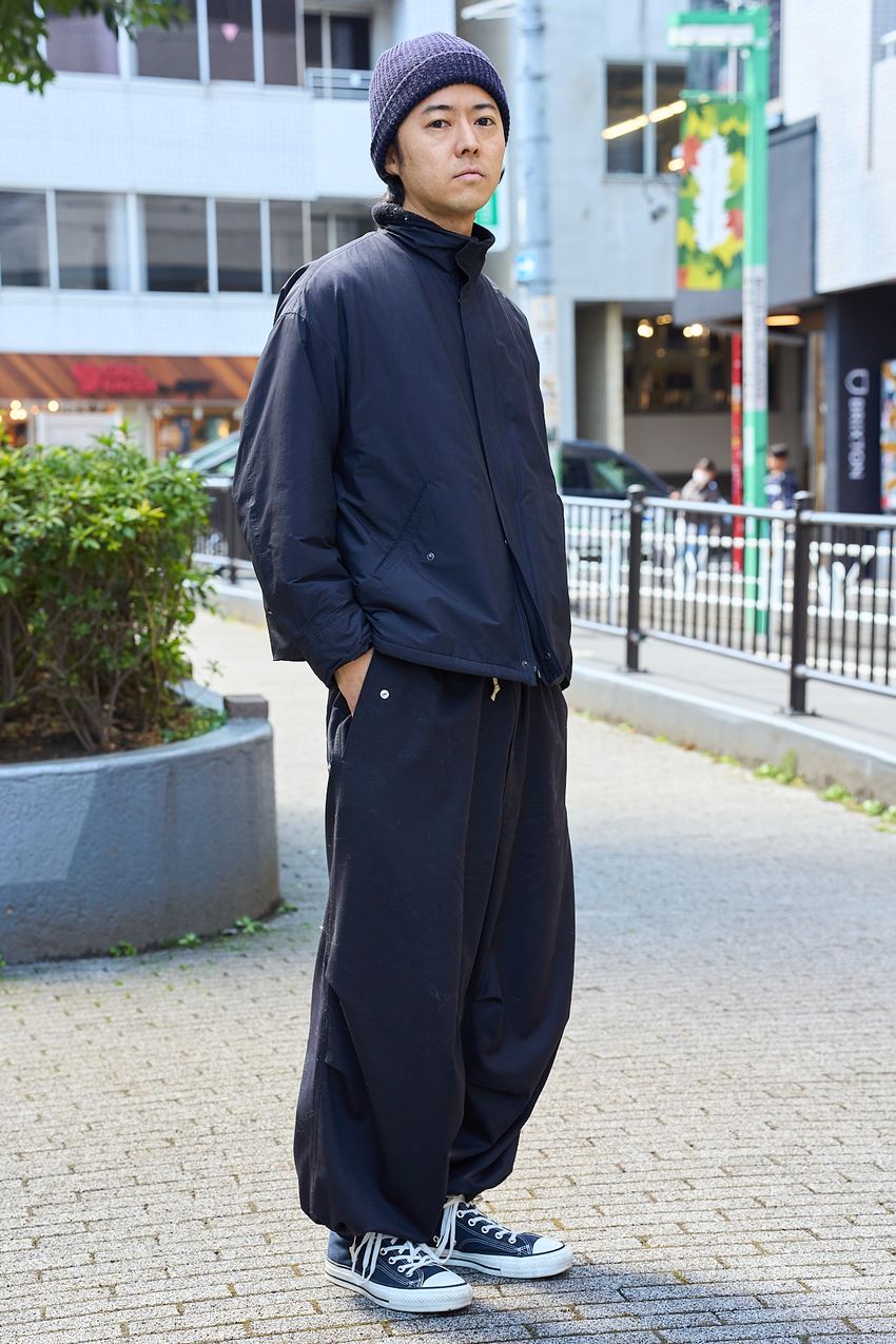 ブラック、ネイビーetc.上下同色コーデが洒落た3名のスナップ。着こなしを単調に見せない小技を紹介 - 2枚目の画像