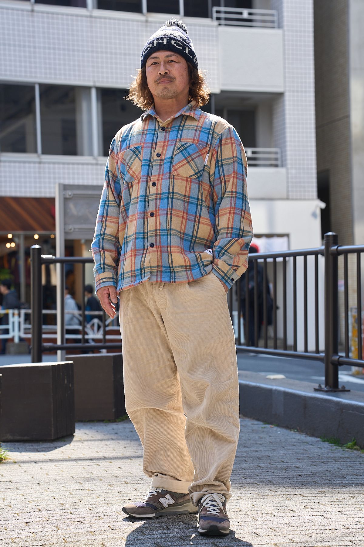 シャツ=トゥーカンサーフィン パンツ=ジーユー シューズ=ニューバランス 帽子=モンクレール