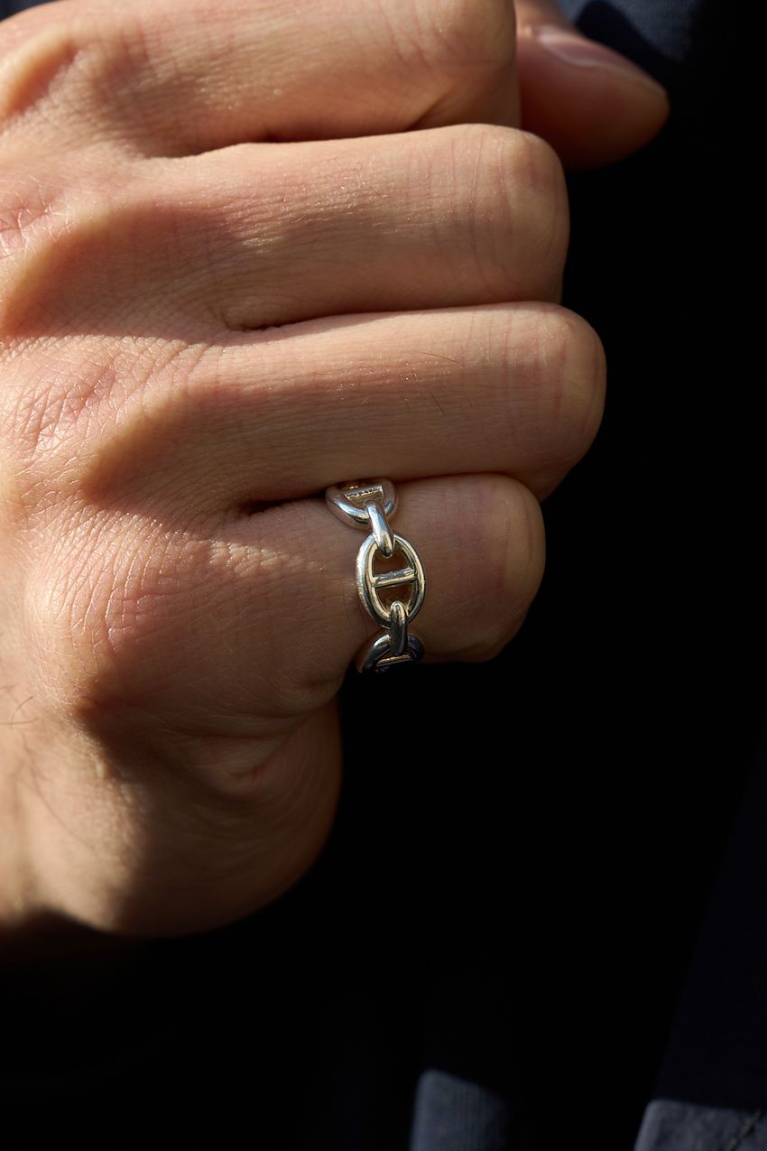 春のダークトーンコーデの正解例をスナップで。「普通スタイル、どう差をつける？」街角3名の答えは…… - 3枚目の画像