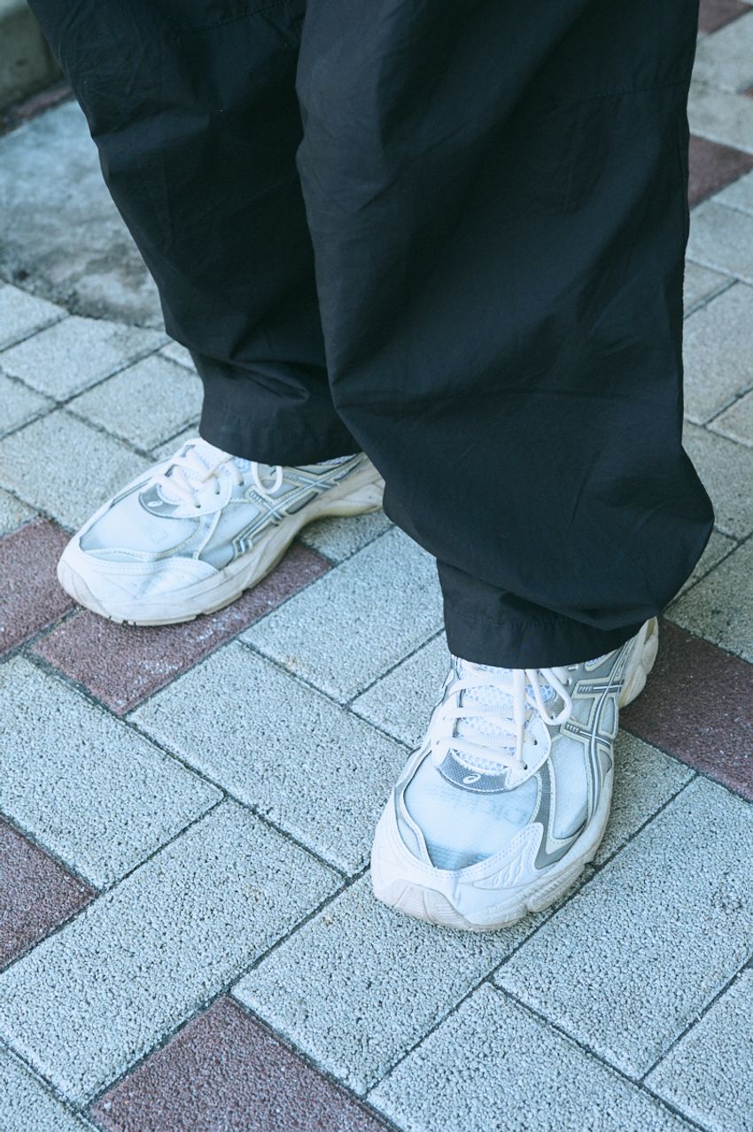 ユニクロの黒パンツは“太め”が人気！スラックス、カーゴetc.センスよくはきこなした大人をスナップで - 6枚目の画像