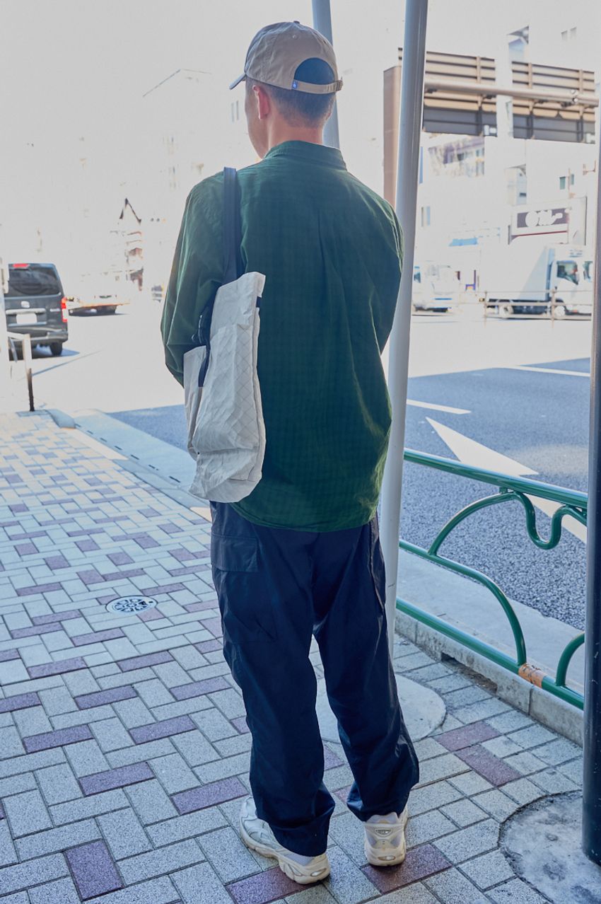 ユニクロの黒パンツは“太め”が人気！スラックス、カーゴetc.センスよくはきこなした大人をスナップで - 7枚目の画像