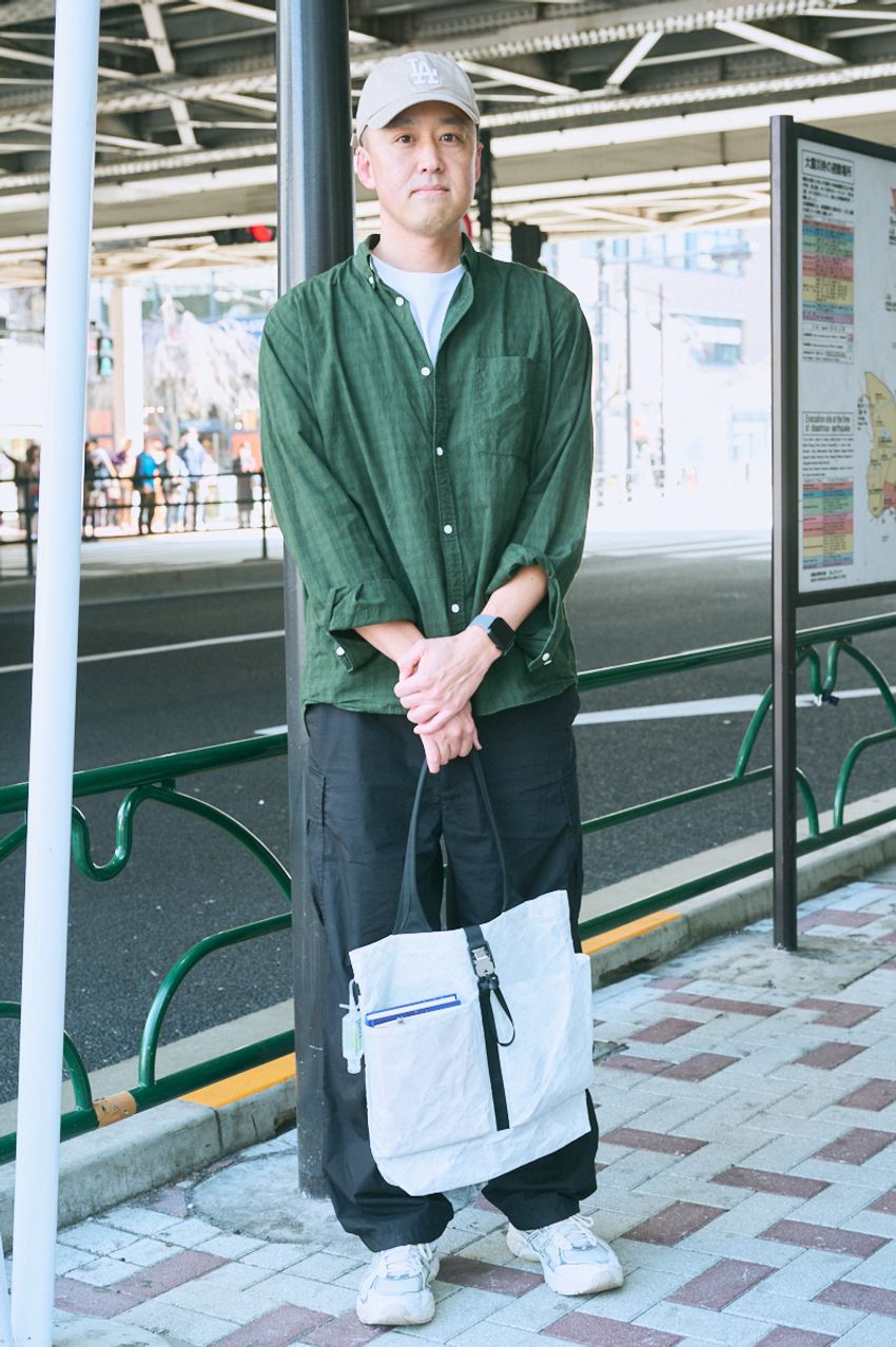 ユニクロの黒パンツは“太め”が人気！スラックス、カーゴetc.センスよくはきこなした大人をスナップで - 5枚目の画像