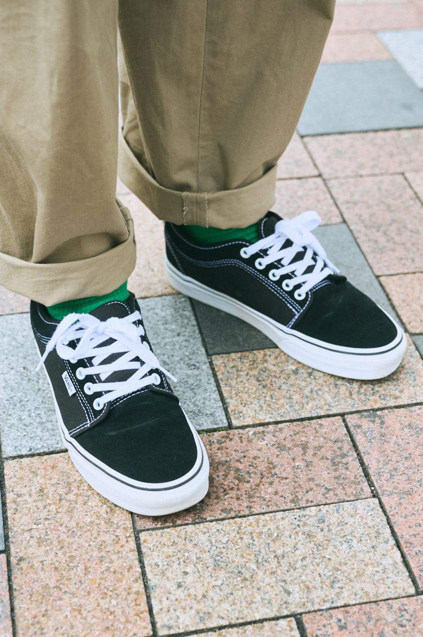 最高の相性「黒のヴァンズ×ベージュのチノパン」。街角の大人たちはこうアップデートしていた！ - 4枚目の画像