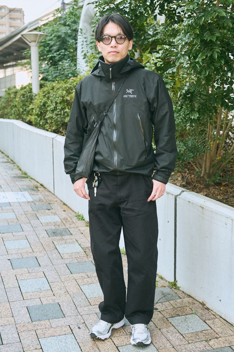 ジャケット＝アークテリクス　スウェット＝ユナイテッドアスレ　パンツ＝ユニクロユー　シューズ＝アシックス　眼鏡＝アイヴァン　リング＝トムウッド