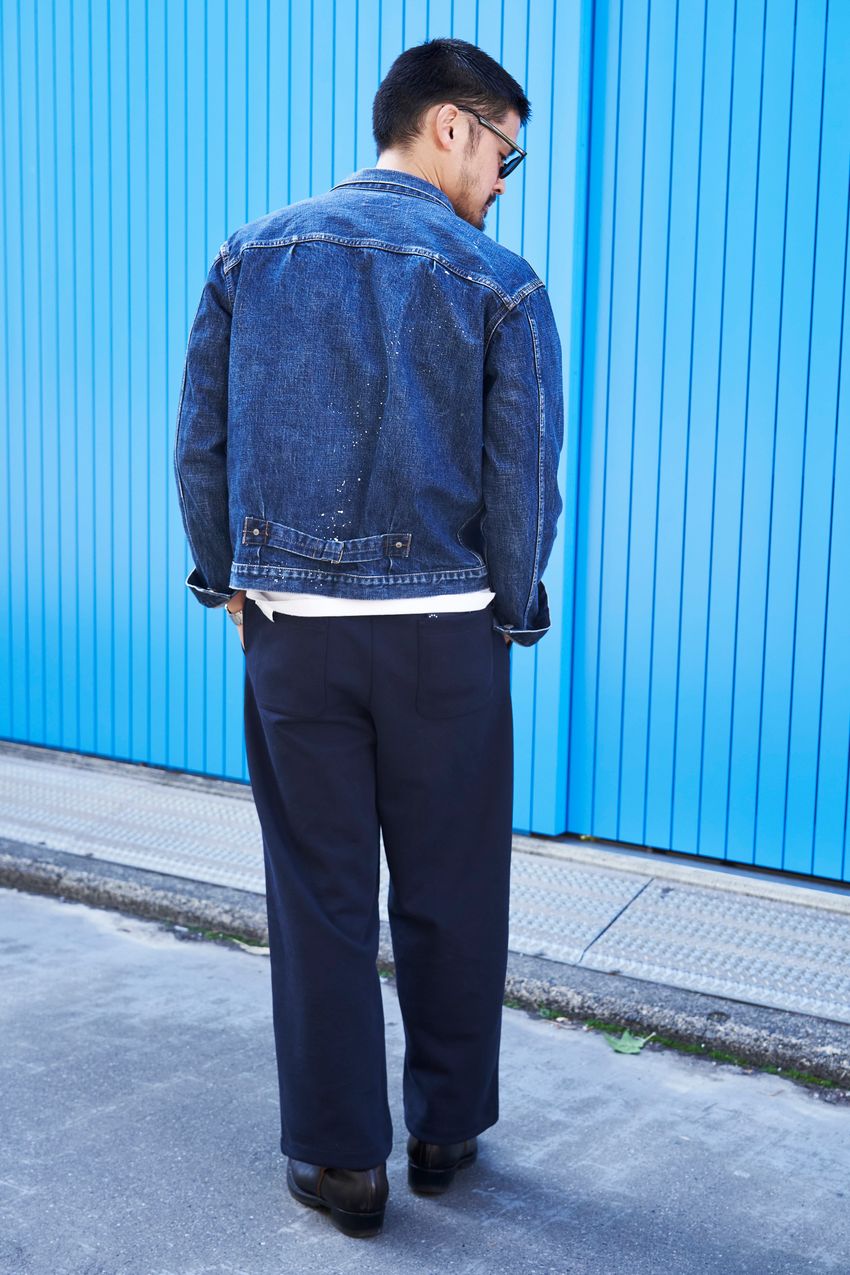 ユニクロの黒パンツは“太め”が人気！スラックス、カーゴetc.センスよくはきこなした大人をスナップで - 9枚目の画像