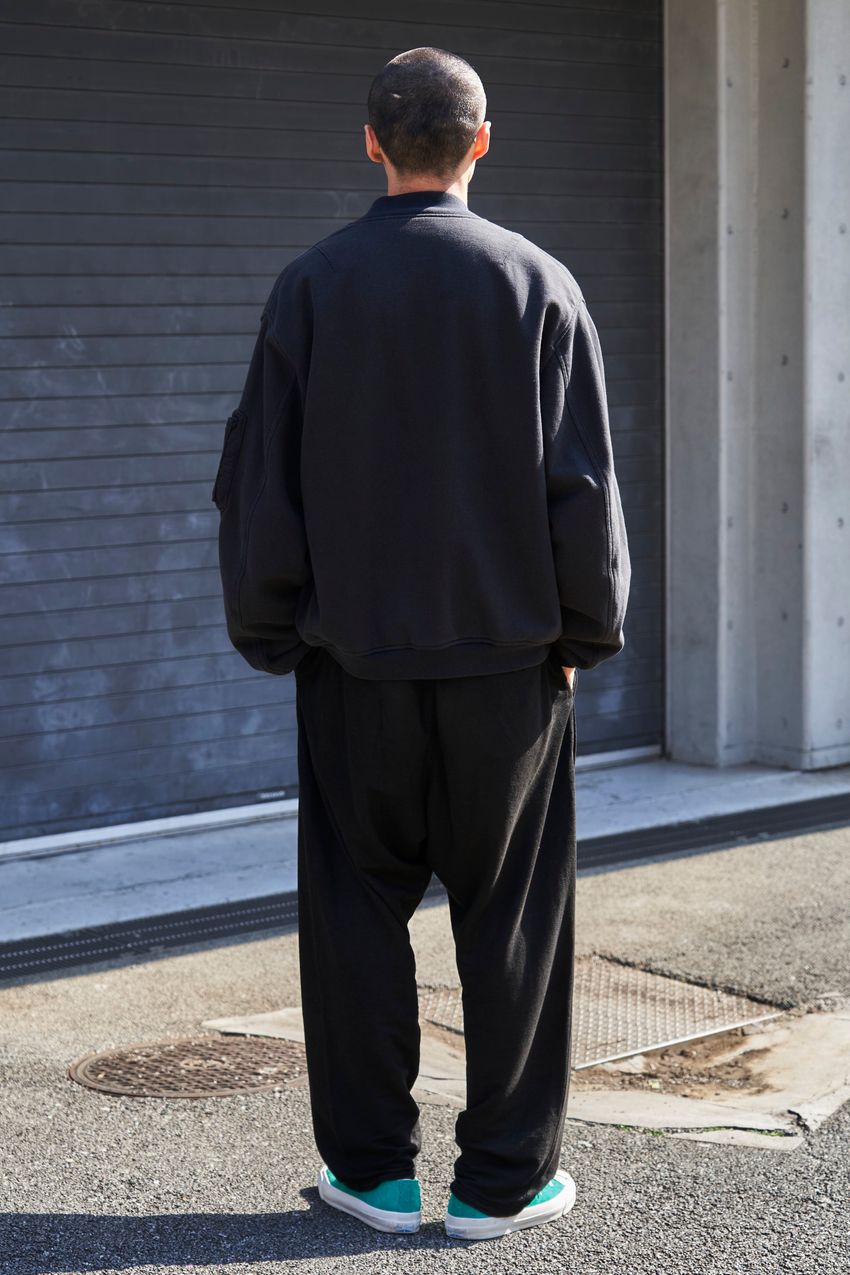 ブラックコーデでビシっとキメた3人集をスナップで。ポイントは挿し色、素材感、サイジングにあり - 8枚目の画像