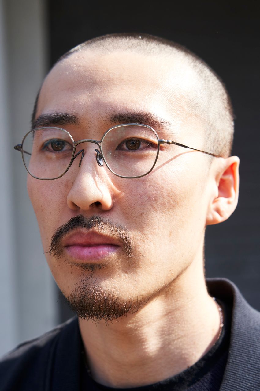 春に“あえて全身黒”を選んだ洒落者たち！「秋冬っぽくならない着こなし」のヒントをスナップで - 8枚目の画像