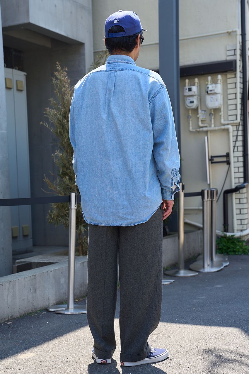 無地でもストライプでも「ブルーのシャツが使える！」それを証明する街角の洒落者たち - 5枚目の画像