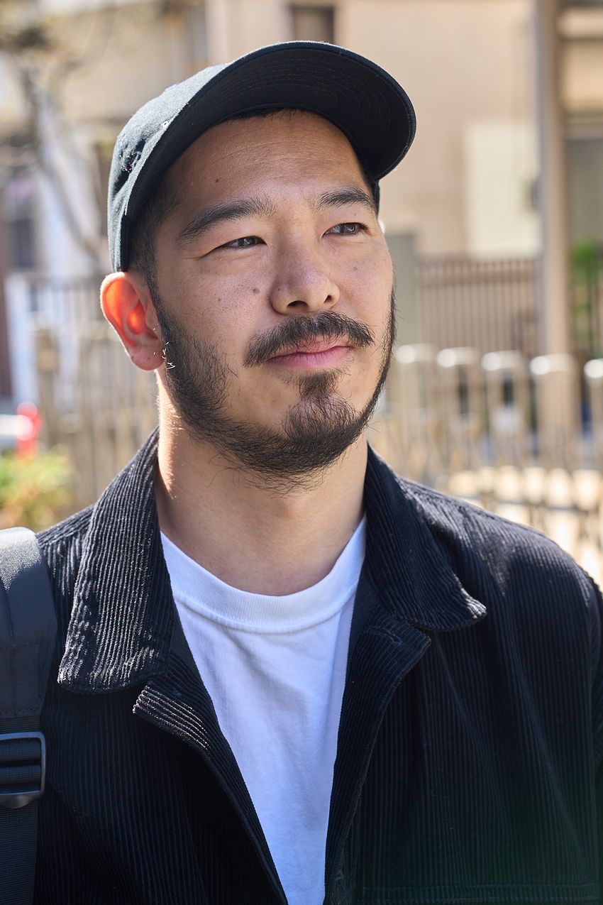 大人の「無印良品」活用法を街角スナップで。愛用品は白パンツ、ジャケット、そして…… - 2枚目の画像