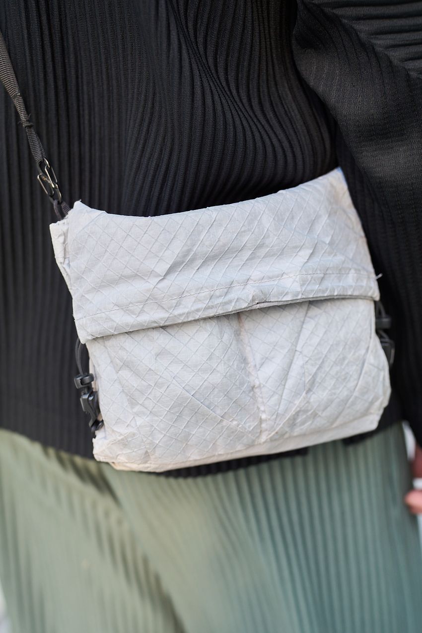 ミニショルダーが流行の兆し。ユニクロ、マルジェラetc.バッグ使いが巧みな3名を街角スナップから厳選 - 3枚目の画像