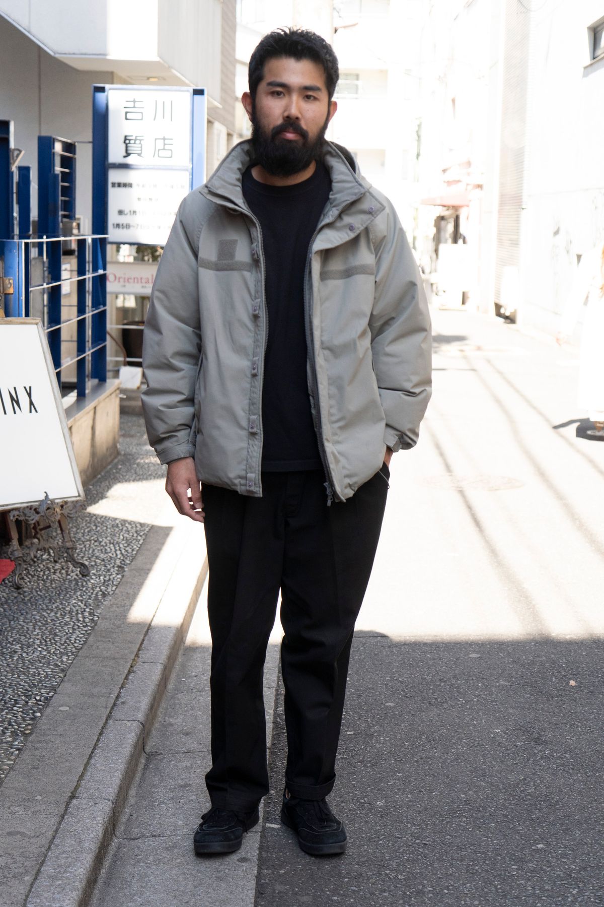 ジャケット=プラスフェニックス Tシャツ=ユニクロ パンツ=ディッキーズ シューズ=ラストリゾートエービー