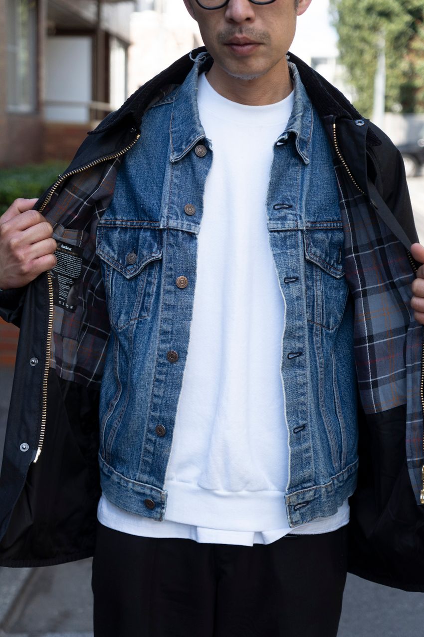 春のブラックコーデは“インナー”で差がつく！中に着込んだのはGジャン、カーディガンetc. - 9枚目の画像