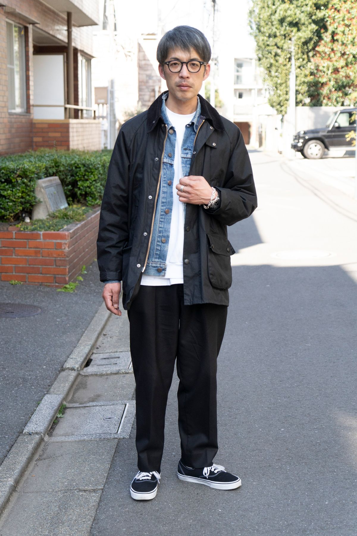 ジャケット=バブアー Gジャン=リーバイス スウェット=古着 パンツ=ディッキーズ シューズ=ヴァンズ 眼鏡=ジュリアスタートオプティカル 腕時計=ロレックス ブレスレット=エルメス リング=クロムハーツ