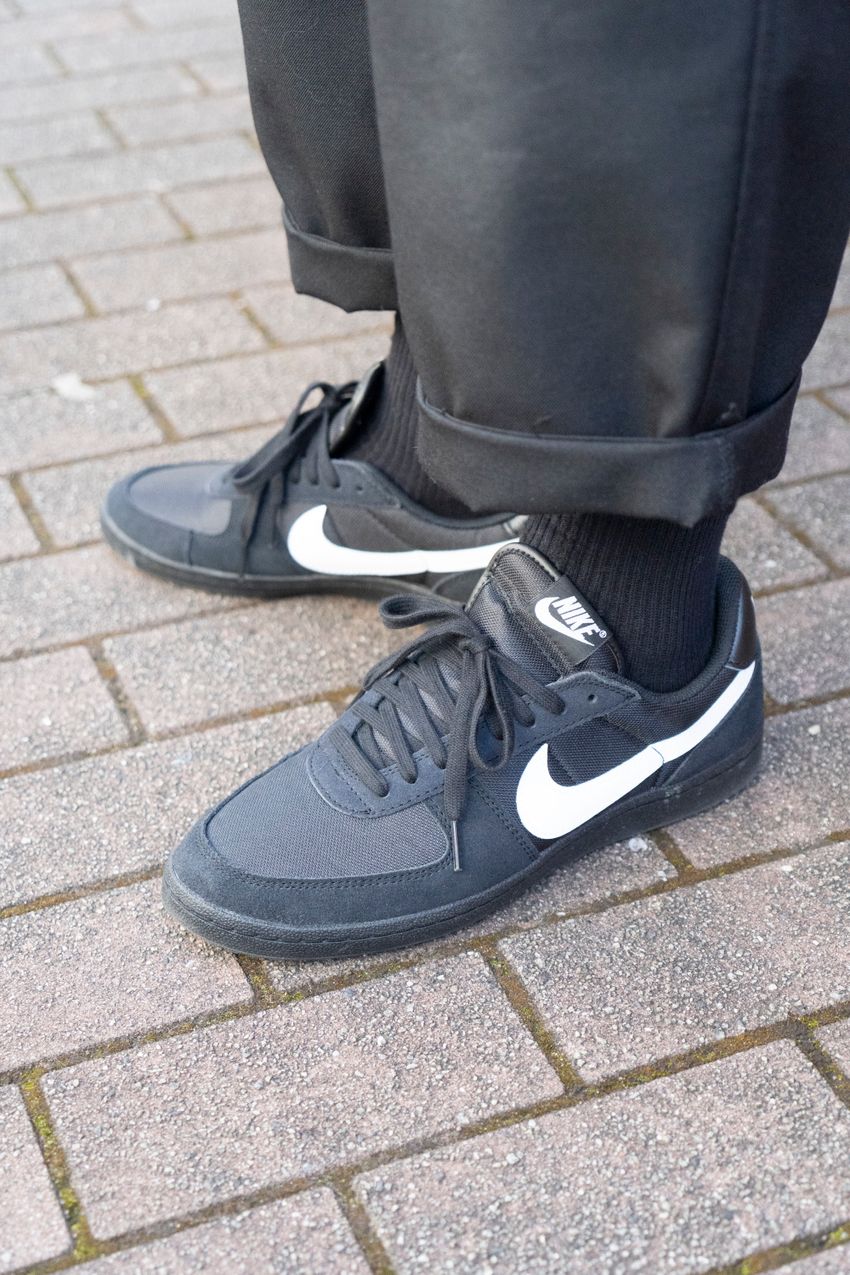 春のブラックコーデは“インナー”で差がつく！中に着込んだのはGジャン、カーディガンetc. - 6枚目の画像