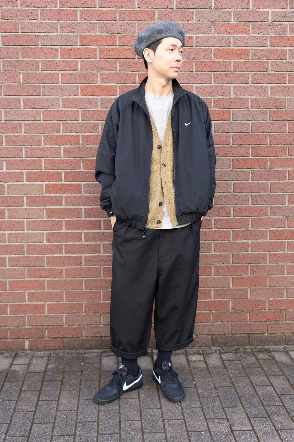 ジャケット、シューズ=ともにナイキ カーディガン、帽子=ともにメゾンマルジェラ Tシャツ=古着 パンツ=コムデギャルソン