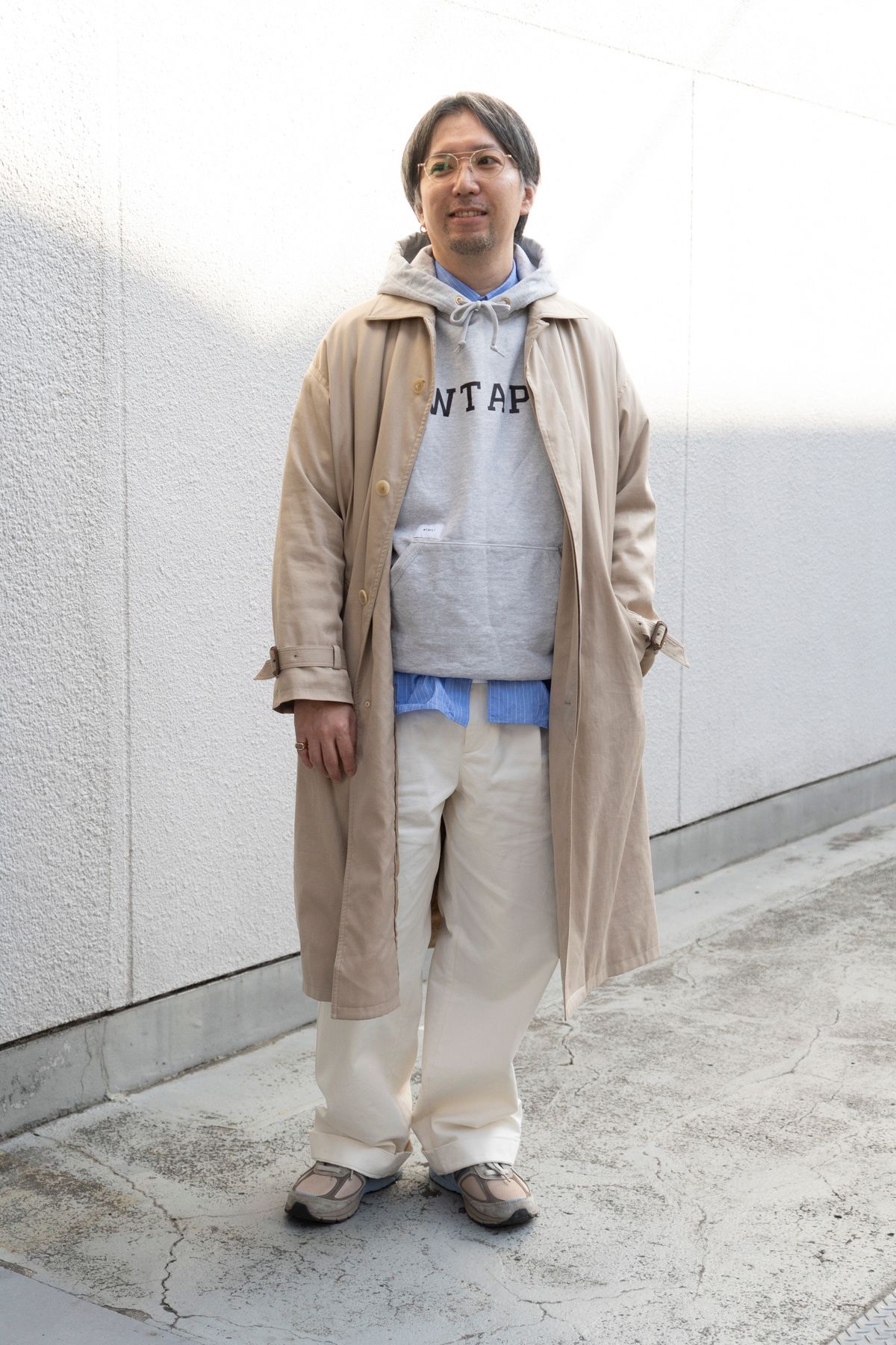 コート、シャツ、デニム＝すべてオーラリー