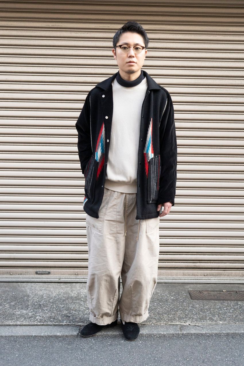 コーチJKT、カーディガンetc.春に便利な「サラ着」を羽織った3名の洒落者をスナップで - 1枚目の画像