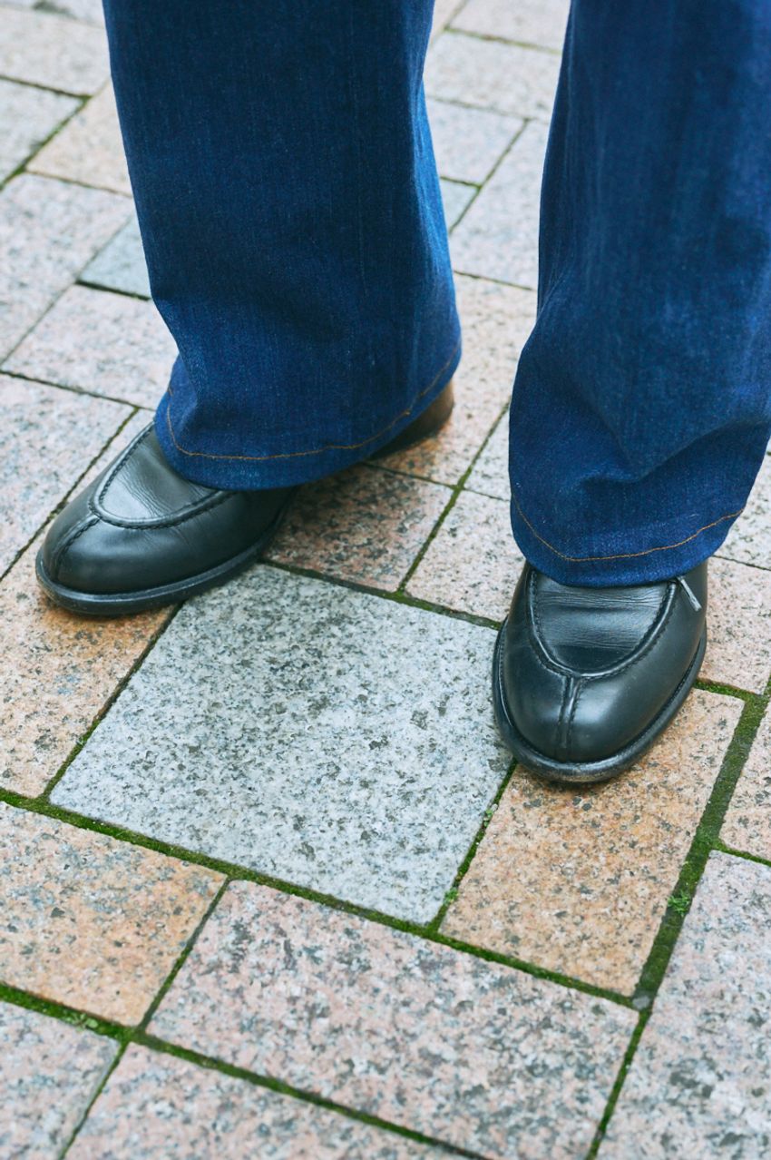 コモリ、ボーディ、ビューティー＆ユース。いま使える“黒ポロシャツ”の好例スナップ3選 - 6枚目の画像